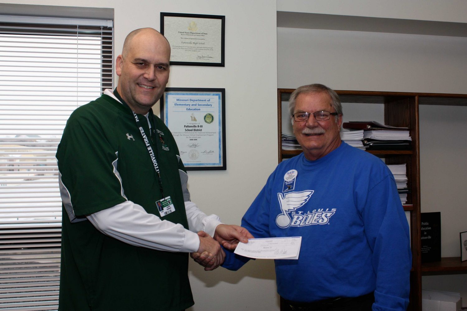 Mobil on the Run gives $500 grant to high school