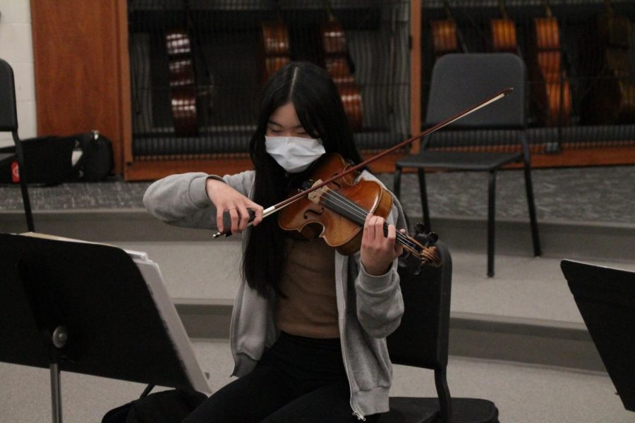 Norina Shao, a freshman violin player, practices during Chamber Orchestra. She earned a spot on the virtual All Suburban Orchestra.