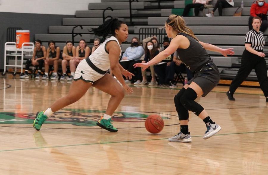 Taylor+Montgomery+making+her+way+past+her+Holt+defender%2C+passes+it+to+Jasmine+Gray.+Jasmine+Gray+passes+it+to+Zoe+Newland%2C+then+Zoe+Newland+drives+for+a+layup+and+comes+up+short.+