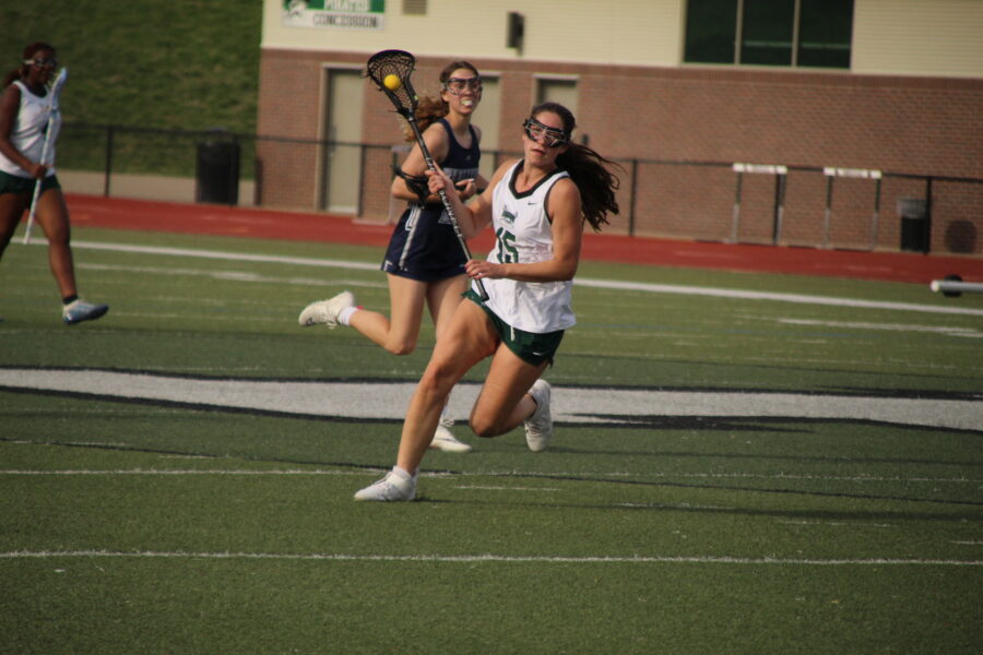 In+the+game+against+Wentzville+Lacrosse+Club%2C+Hannah+Fisbeck+takes+the+ball+and+drives+the+attack.
